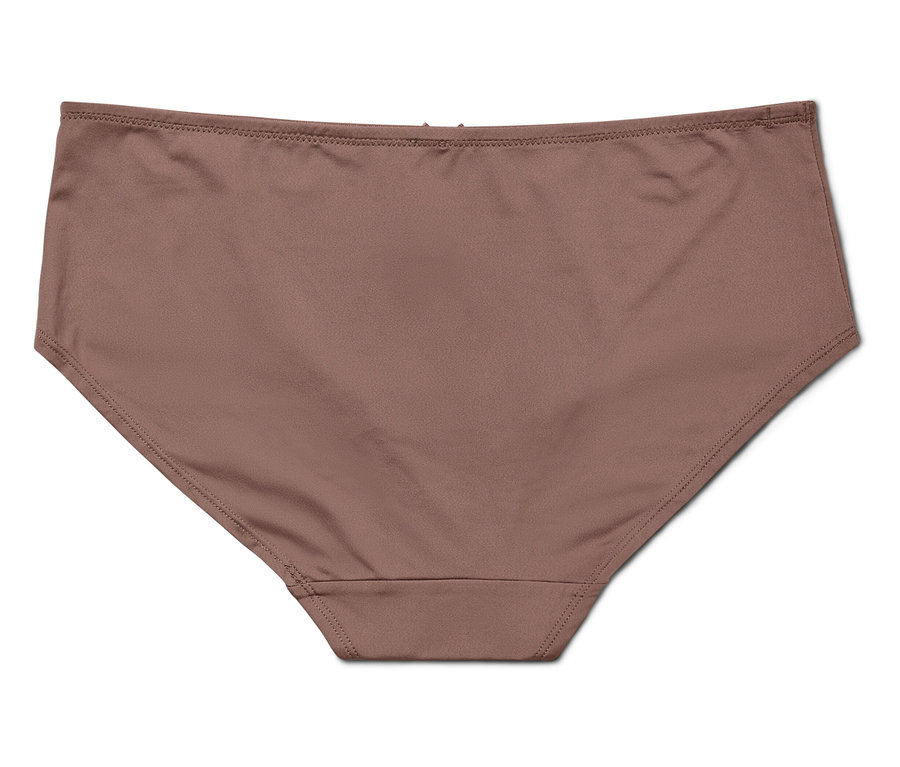 Detailaufnahme von braunen Slips auf weißem Hintergrund.