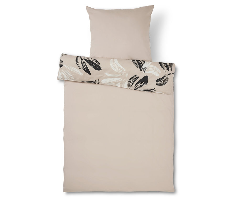 Beige Bettwäsche mit Blumenmuster.