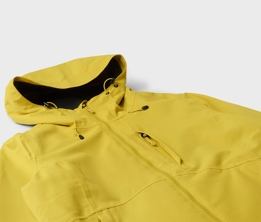 Gelbe Jacke mit Kapuze und Reißverschluss.