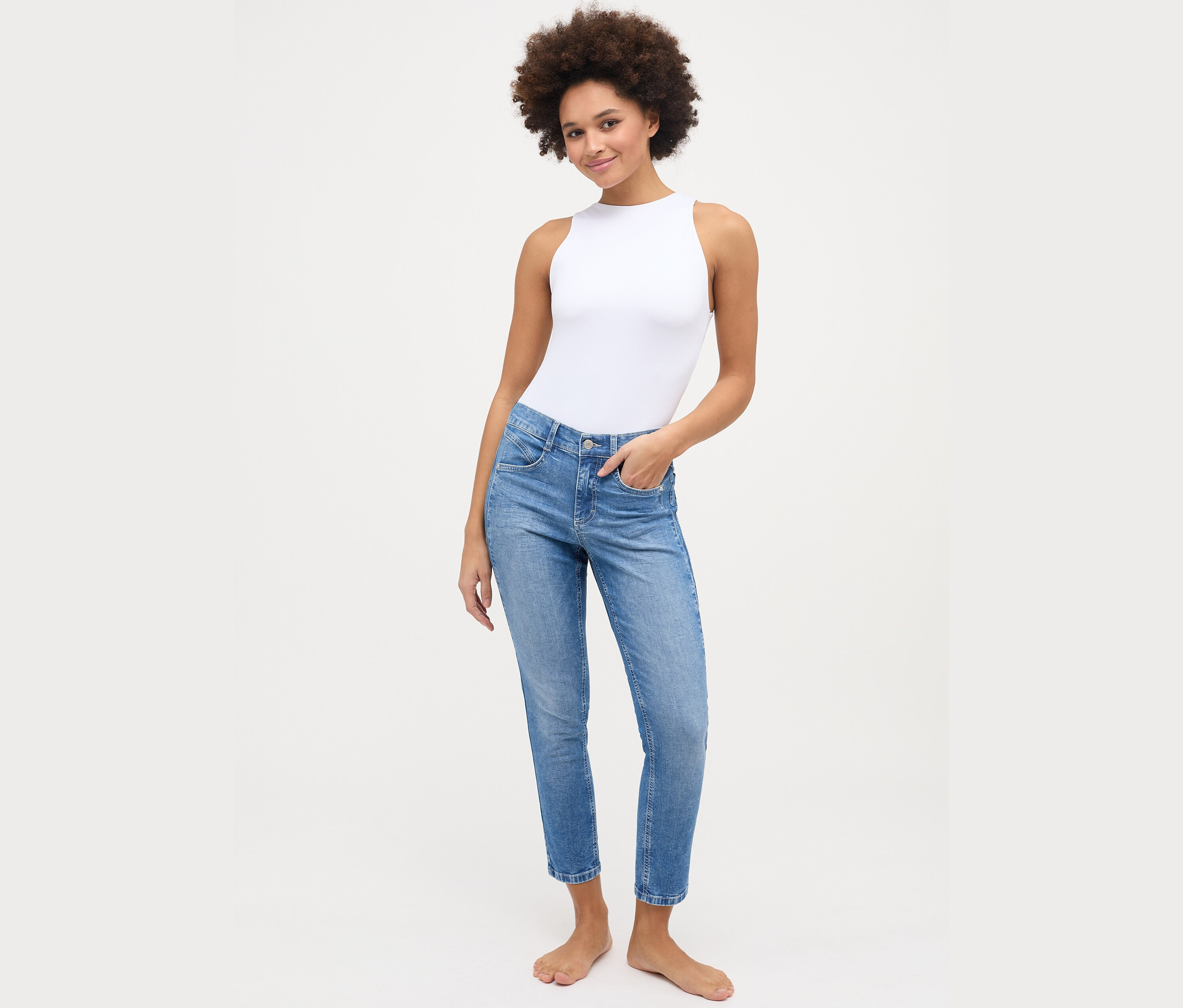 Frau posiert in Angels Jeans »Ornella Seam« Slim Fit 7/8, light blue und weißem Top.
