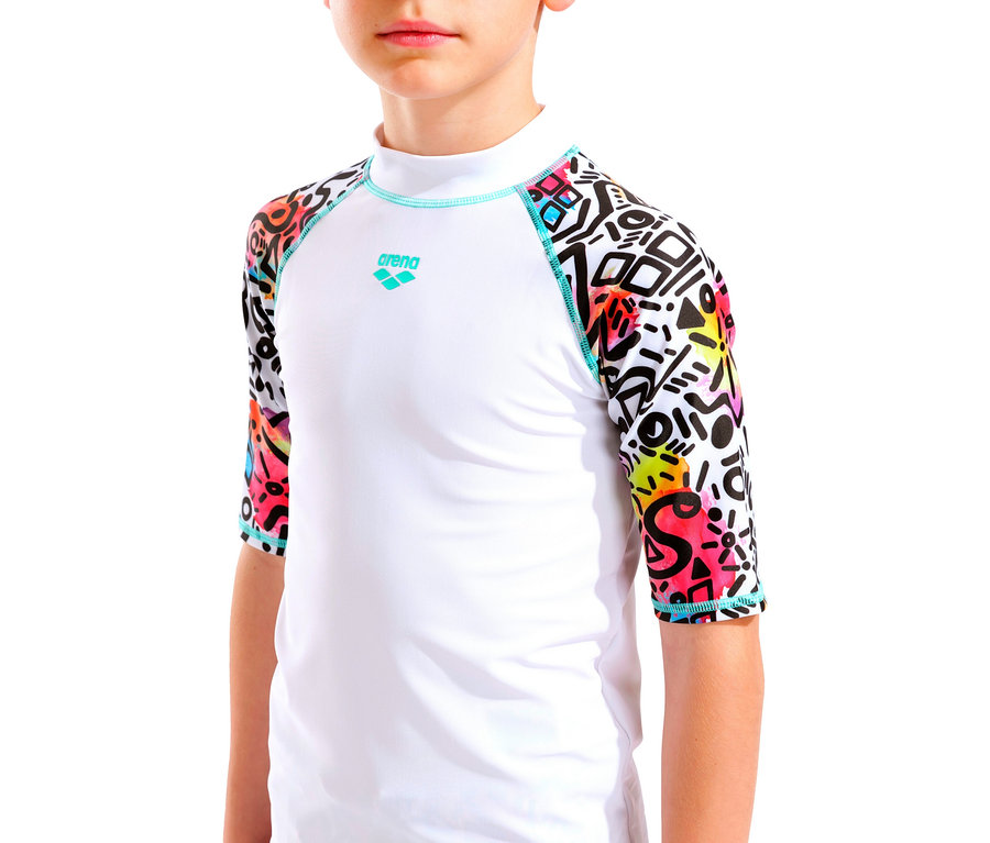 Nahaufnahme eines Kindes, das ein weißes Arena-Schwimmshirt mit farbigen geometrischen Mustern auf den Ärmeln trägt.