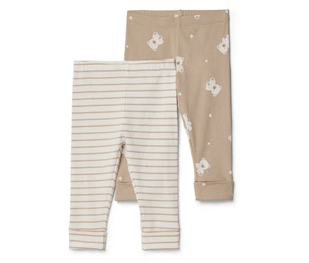 Zwei Babyhosen liegen übereinander. Eine ist beige-weiß gestreift, die andere ist beige mit weißen Teddybären.