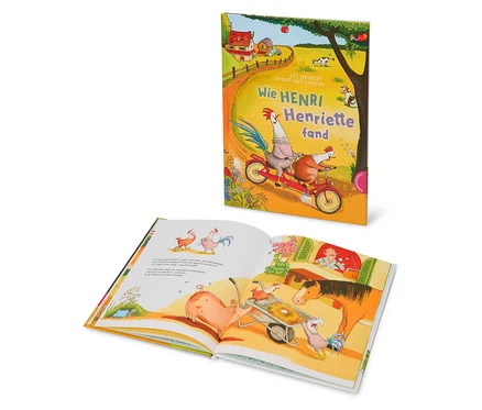 Aufgeschlagenes Buch und Buch »Wie Henri Henriette fand« mit Illustrationen von Hahn und Henne.
