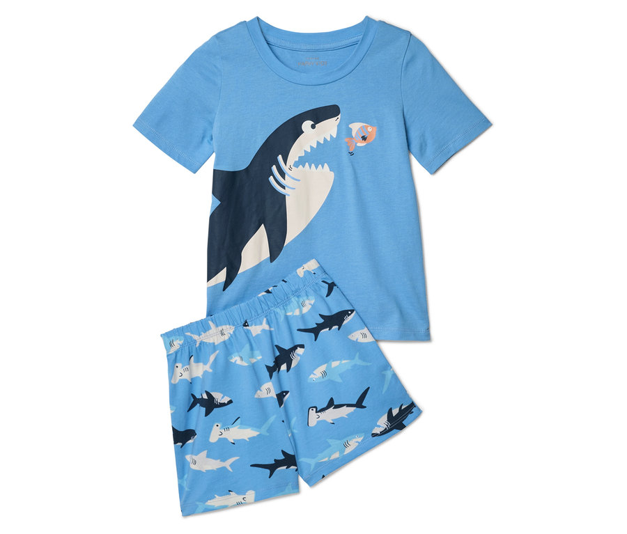 Hellblaues Pyjama-Set mit Hai-Motiv, bestehend aus einem T-Shirt und Shorts.