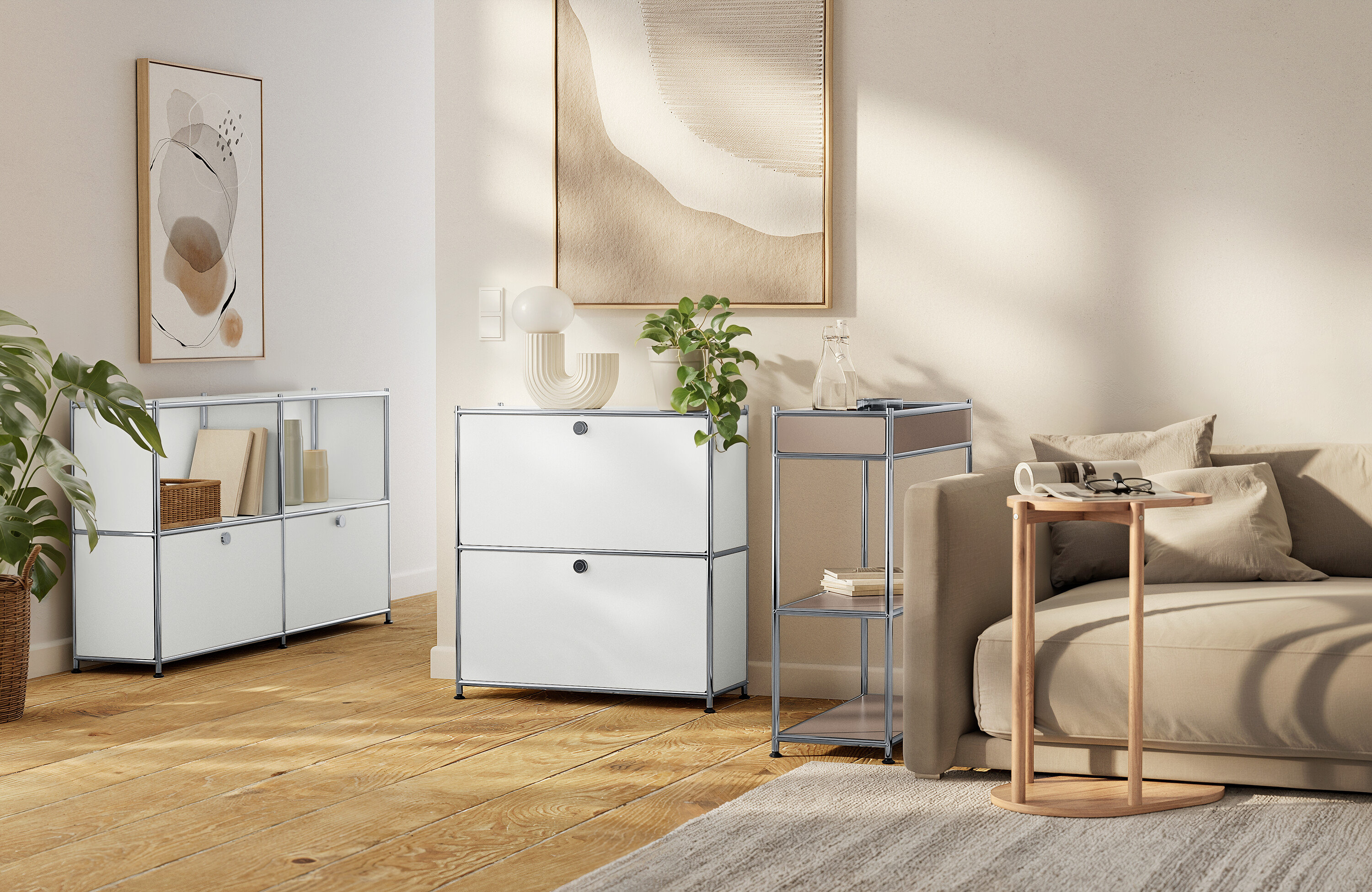 Ein Wohnzimmer mit weißen modularen Aufbewahrungseinheiten, einem beigen Sofa und neutralen Kunstwerken.