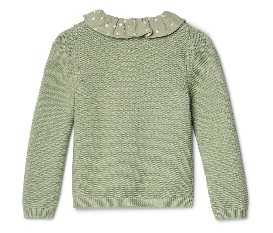 Ein hellgrüner Strickpullover mit langen Ärmeln und einem weißen Blumenmuster am Kragen liegt flach.