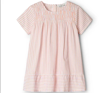Ein kurzärmeliges, gestreiftes Kleid mit Rüschen am Halsausschnitt und Lochstickerei am Saum.