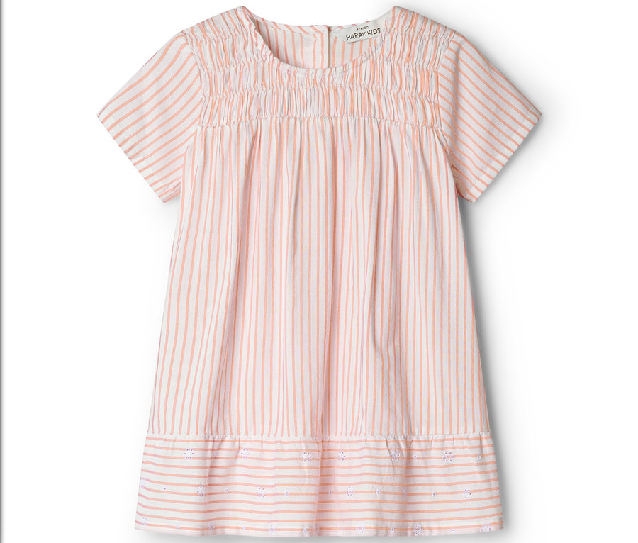 Ein kurzärmeliges, gestreiftes Kleid mit Rüschen am Halsausschnitt und Lochstickerei am Saum.