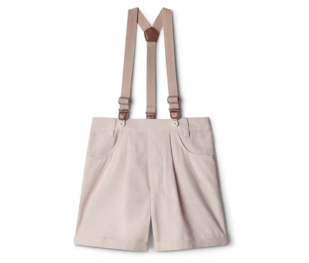 Helle beigefarbene Kinder-Shorts mit Falten, Taschen, umgeschlagenen Säumen und passenden Hosenträgern mit braunen Lederdetails.