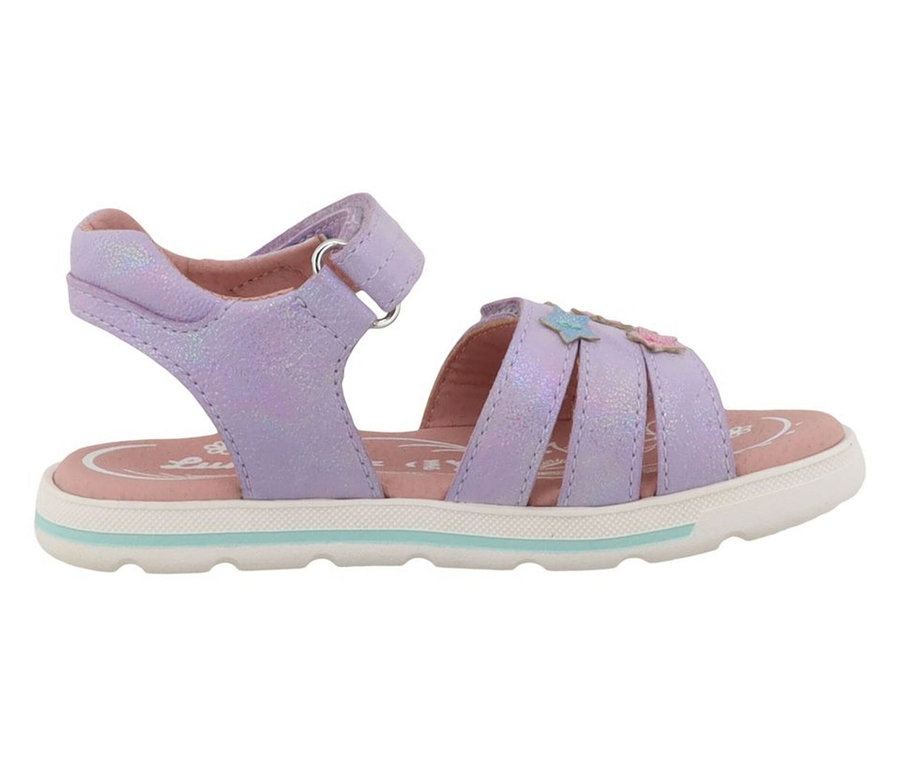 LURCHI Mädchen-Sandalen »Carin« in Flieder. Die Sandale hat drei Riemen über dem Vorderfuß, kleine Blumenapplikationen, einen Klettverschluss am Knöchelriemen, eine rosa Innensohle und eine weiße Sohle mit hellblauem Streifen.