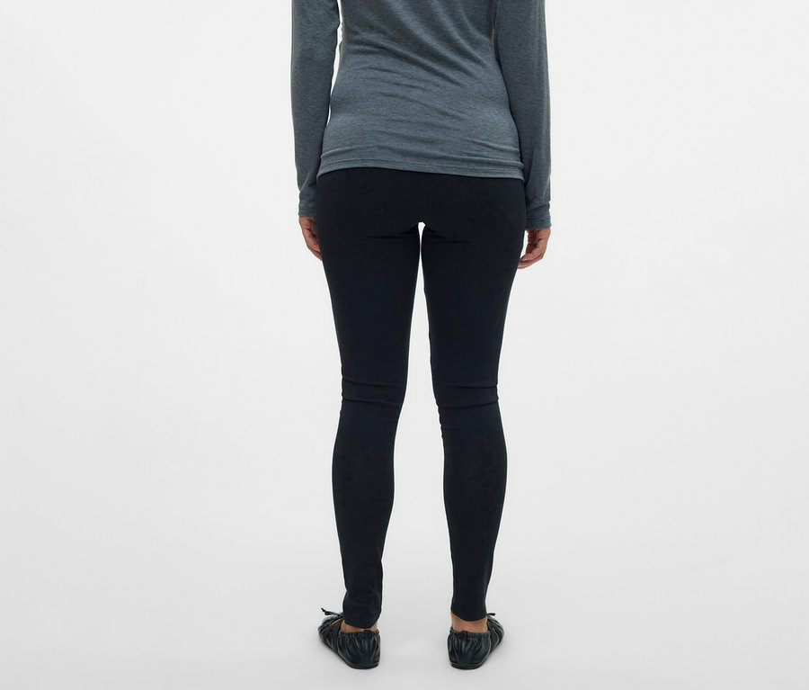 Rückansicht einer Frau mit grauem Oberteil und MAMALICIOUS 2er Pack Leggins »MLEMMA«.