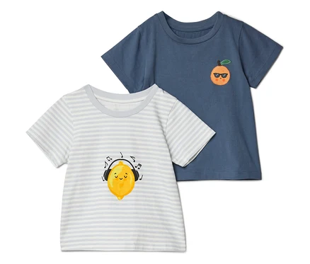 Zwei T-Shirts liegen übereinander: ein blaues mit einer Orange mit Sonnenbrille und ein gestreiftes mit einer Zitrone mit Kopfhörern.