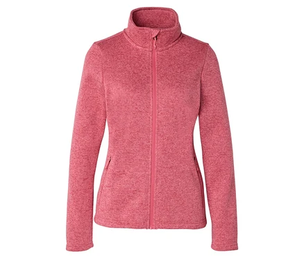 Eine rote Fleecejacke mit durchgehendem Reißverschluss und Stehkragen ist vor einem weißen Hintergrund zu sehen.