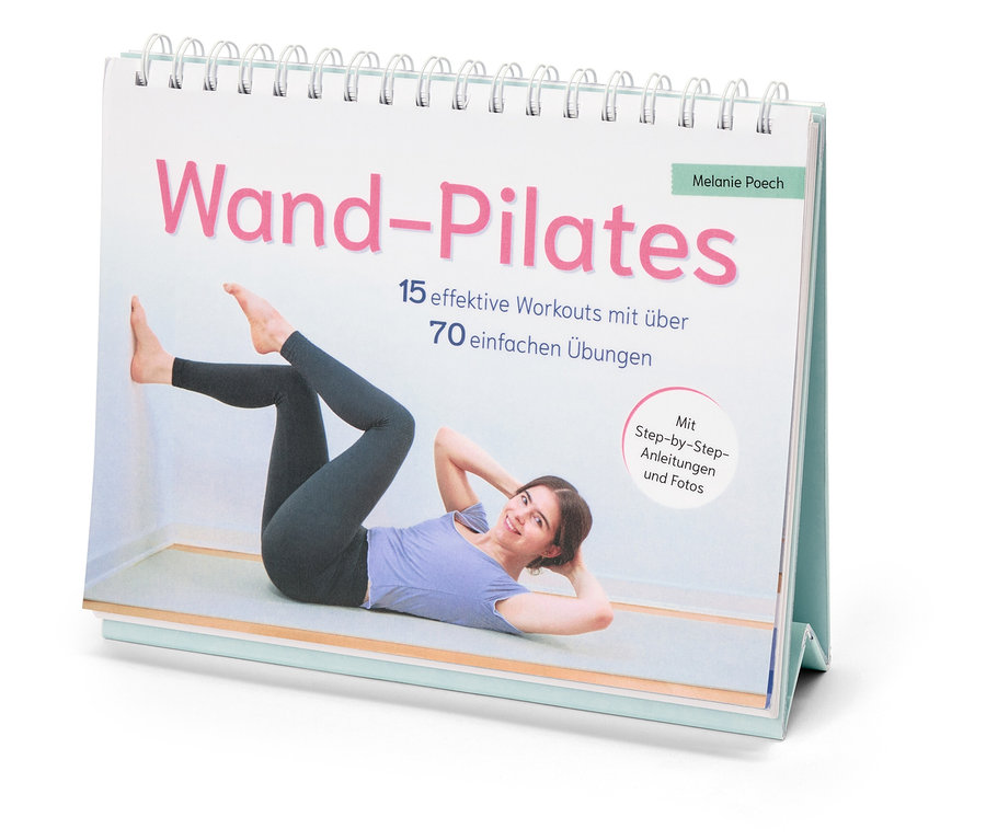 Auf dem Tisch steht ein Wand-Pilates-Buch von Melanie Poech mit 15 effektiven Workouts und über 70 einfachen Übungen.