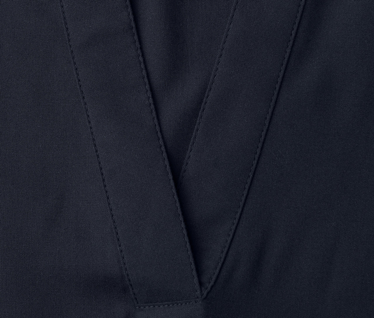 Nahaufnahme der V-Ausschnitt-Details der Street One Webbluse.