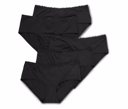 Fünf schwarze Damenslips liegen übereinander, einige mit Spitzenrand und Schleife.