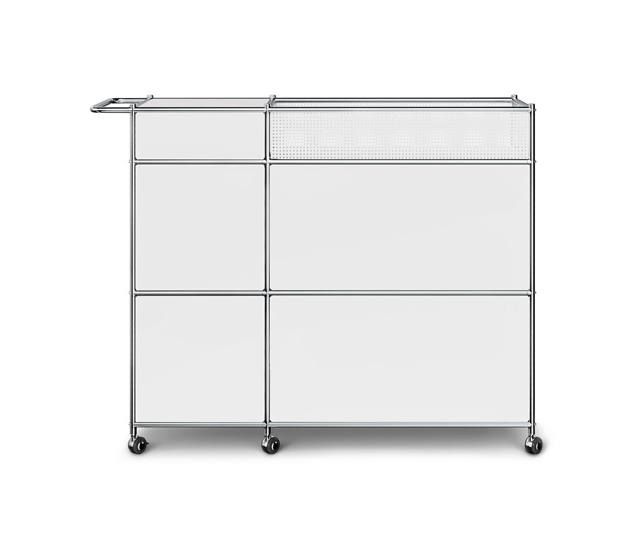 Weißes, modulares Aufbewahrungsmöbel mit Chromrahmen auf vier Rollen. Oben links befindet sich ein Griff. Die obere Reihe hat ein kleineres, geschlossenes weißes Fach links und ein größeres, offenes Fach mit perforierter weißer Frontplatte rechts. Die untere Reihe hat zwei größere, geschlossene weiße Fächer.