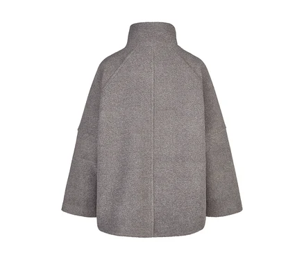 Rückansicht einer grauen Barbara Lebek Wolljacke mit Stehkragen und weiten Ärmeln.