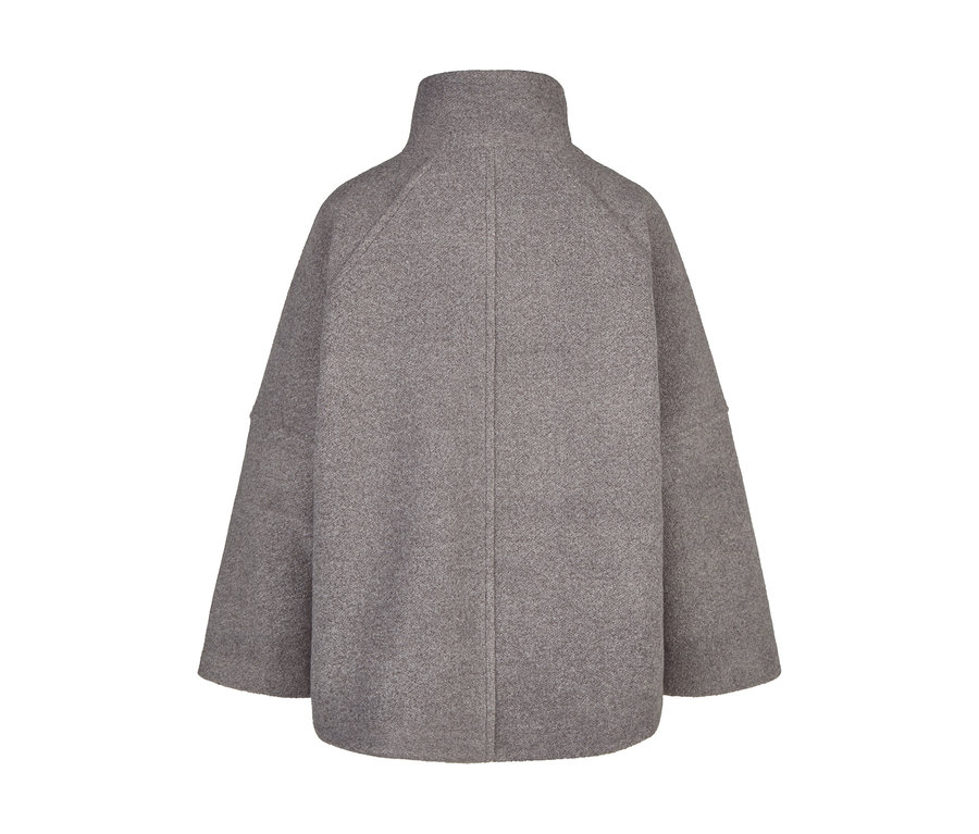 Rückansicht einer grauen Barbara Lebek Wolljacke mit Stehkragen und weiten Ärmeln.