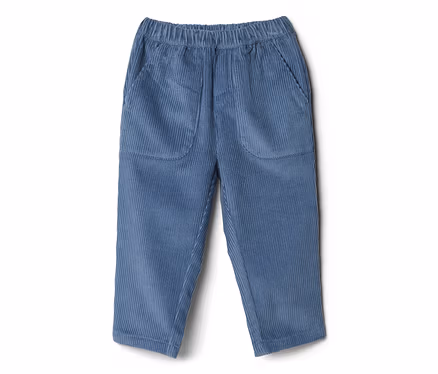 Blaue Cordhose mit Gummibund und zwei aufgesetzten Vordertaschen.