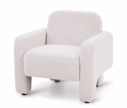 Ein cremefarbener Bouclé-Sessel mit abgerundetem, modernem Design, dicken Armlehnen und kurzen, runden Beinen.