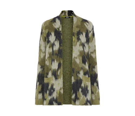 Offene Strickjacke mit Camouflage-Muster in Olivgrün, Schwarz und Beige, mit zwei Vordertaschen.
