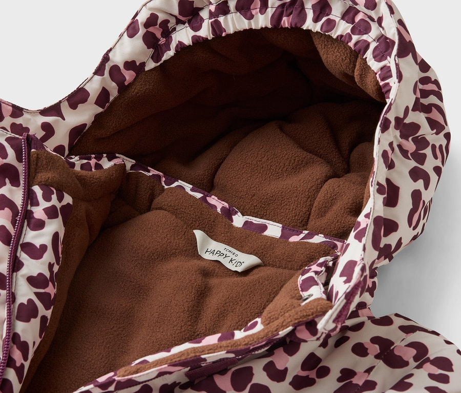 Kinderjacke mit rosa-burgunderfarbenem Leopardenmuster auf hellem Grund, braunem Fleecefutter und Kapuze. Ein „HAPPY KID“-Etikett ist sichtbar.
