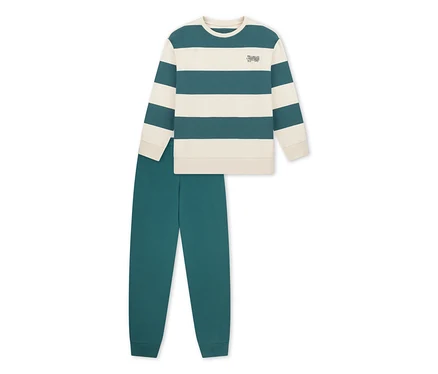 SCHIESSER Kinder-Interlock-Pyjama. Das langärmelige Oberteil hat cremefarbene und petrolfarbene Querstreifen und ein kleines Emblem auf der Brust. Die passende Hose ist einfarbig petrol.