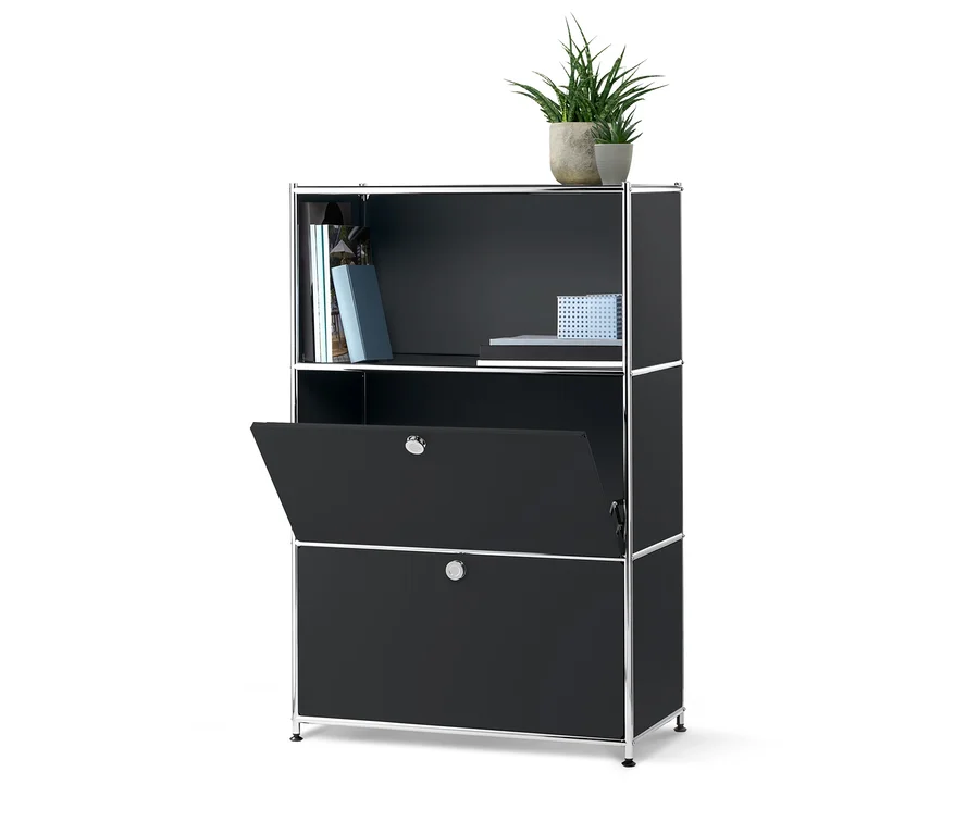 Ein schwarzes Metallregal mit 2 Klappfächern, von denen eines geöffnet ist. Auf dem oberen Regalboden befinden sich Bücher und zwei Topfpflanzen.