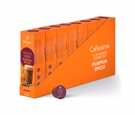 Ein orangefarbener Verkaufsaufsteller enthält acht kleinere orangefarbene Schachteln Cafissimo Flavoured Espresso - Pumpkin Spiced mit insgesamt 80 Kapseln. Eine einzelne violette Kapsel liegt davor.