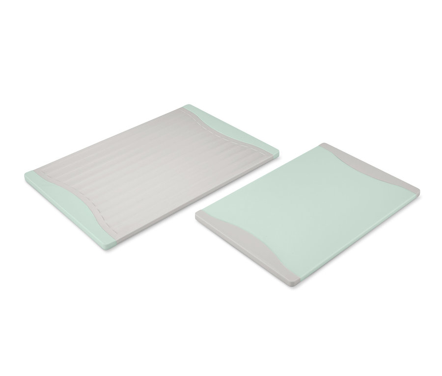 Zwei Schneidebretter.