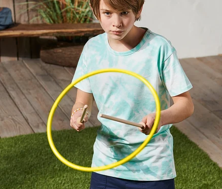 Junge spielt »Fliegender Ring«.