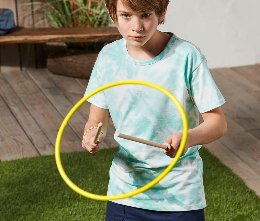 Junge spielt »Fliegender Ring«.