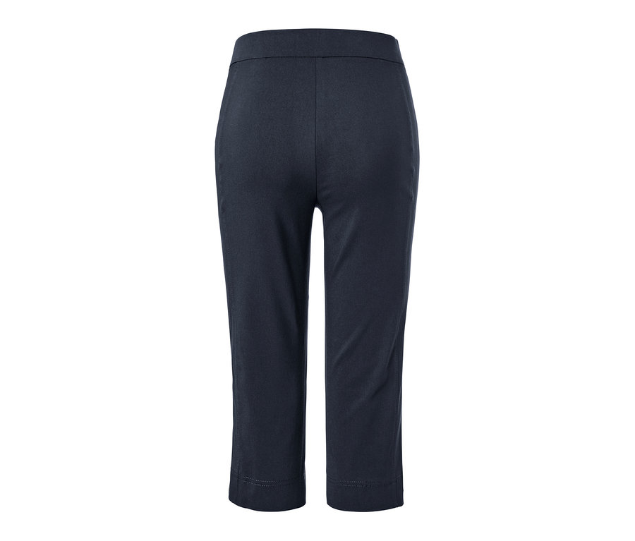 Nahaufnahme der Rückseite einer marineblauen 3/4-Stretchhose.
