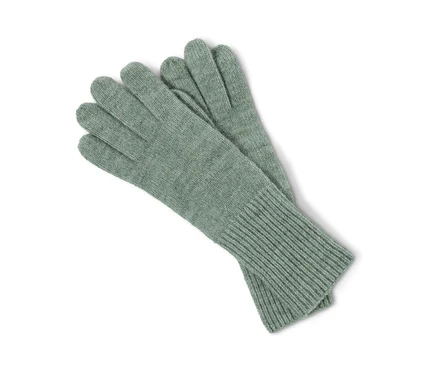 Zwei Strickhandschuhe mit Wolle in Salbeigrün liegen auf einem weißen Hintergrund.