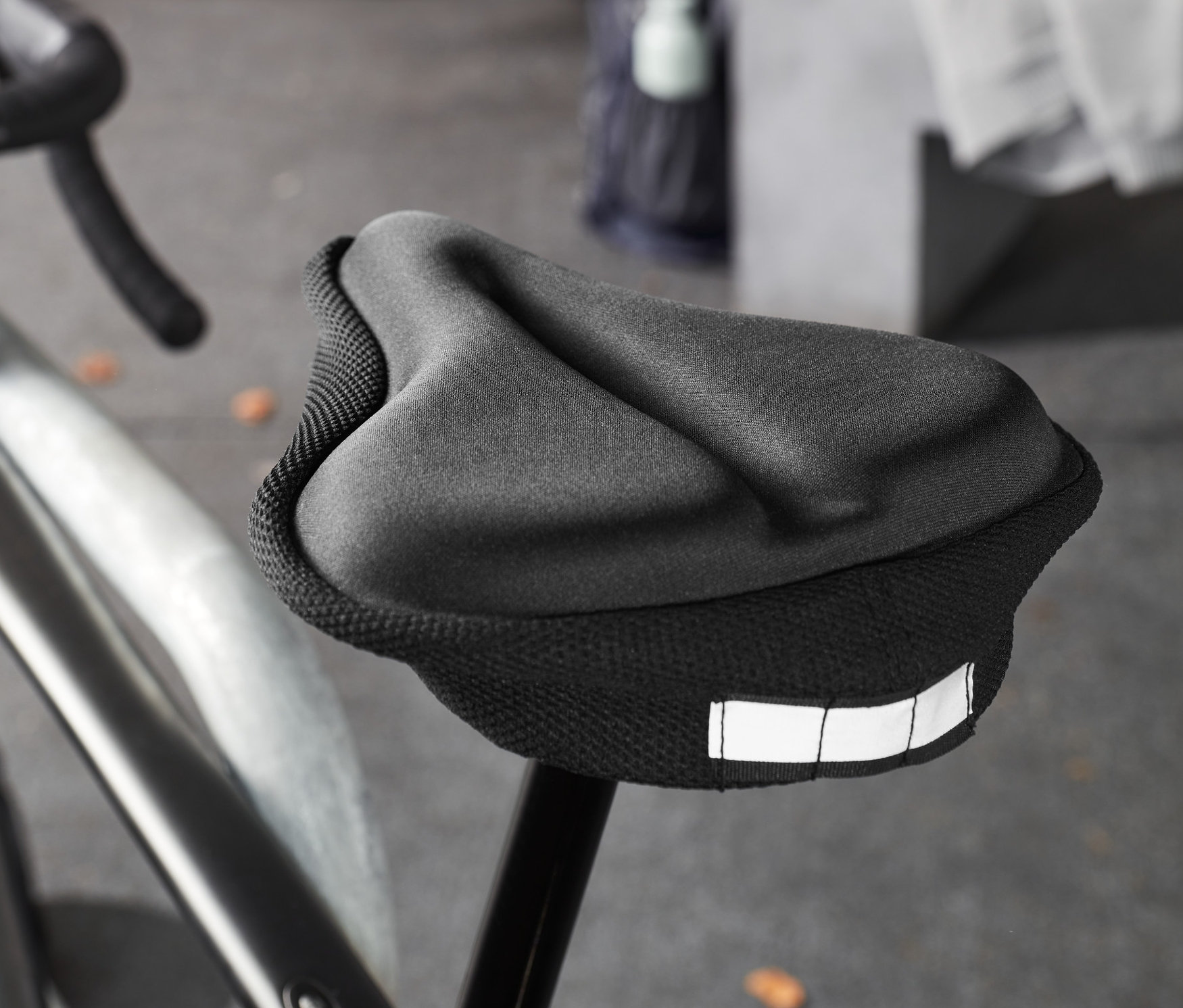 Nahaufnahme eines schwarzen Fahrrads mit einem schwarzen Sattelbezug mit Memoryfoam.