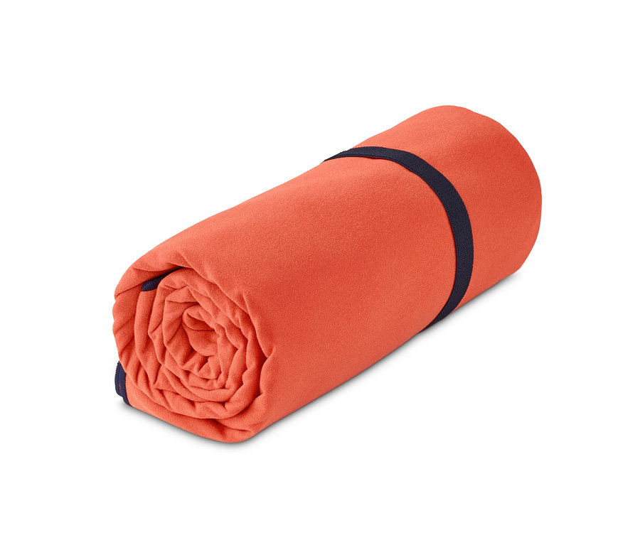 Gerolltes orangefarbenes XL-Outdoor-Badetuch, ca. 100 x 200 cm.