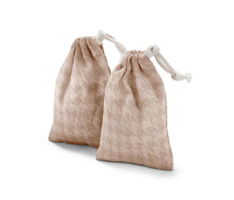 Zwei Säckchen mit Zedernholz.