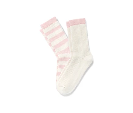 Zwei Paar Wollsocken: ein Paar cremefarben mit rosa Bündchen, ein Paar rosa-weiß gestreift.