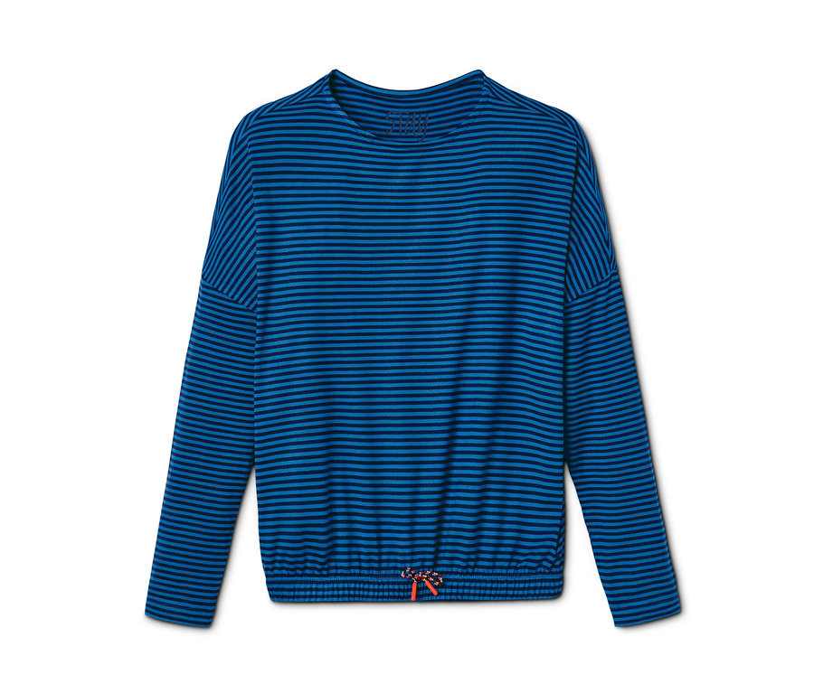 Ein blau gestreiftes Langarmshirt liegt auf einem weißen Hintergrund.