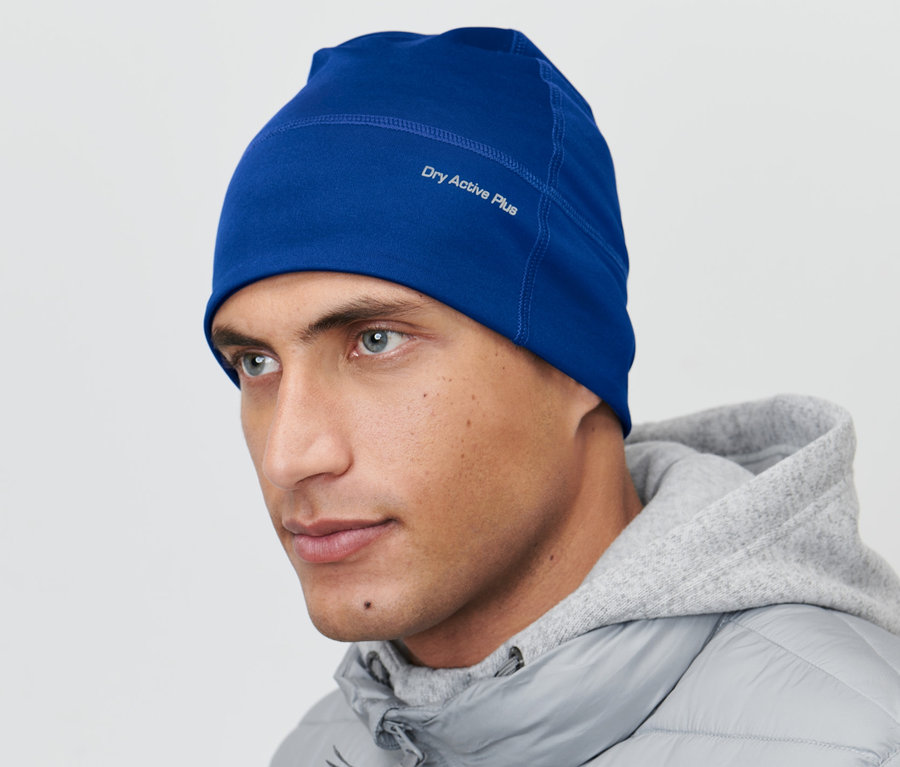 Mann trägt eine blaue Funktionsmütze.