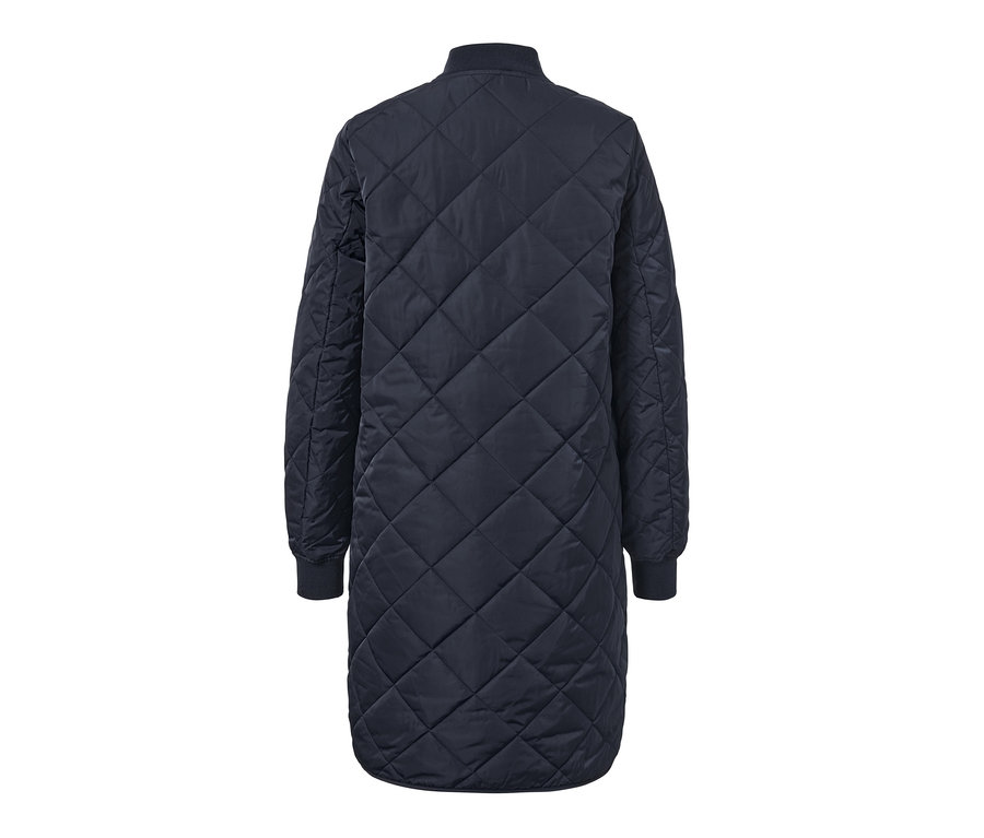 Von hinten ist ein Steppmantel zu sehen.