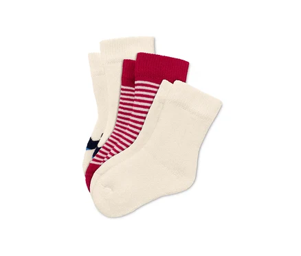 Drei Paar Babysocken: creme, rot gestreift und creme mit blauen Motiven.
