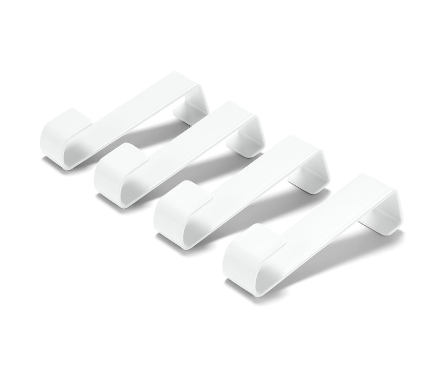 Vier weiße Türhaken.