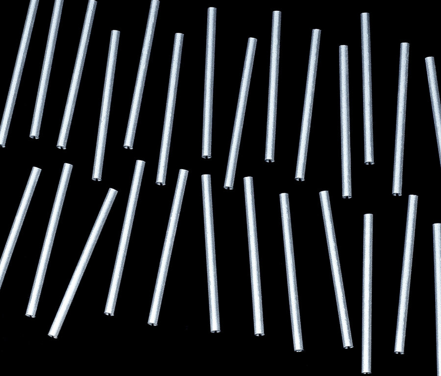 36 Speichen-Reflektoren sind auf einem schwarzen Hintergrund verstreut.