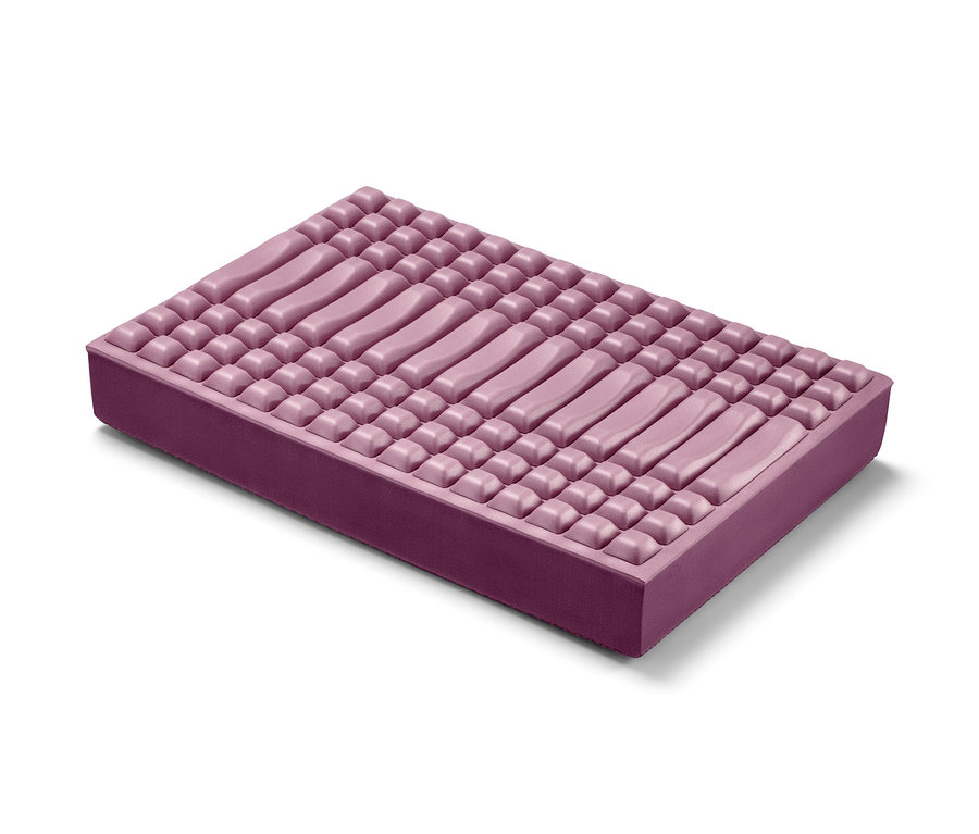 Ein rechteckiges, lila Balance- und Massage-Pad.