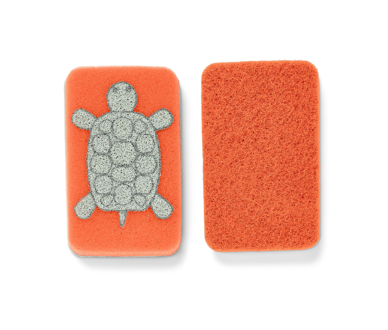 Zwei orangefarbene Reinigungsschwämme, einer davon mit einem Schildkrötenmuster.