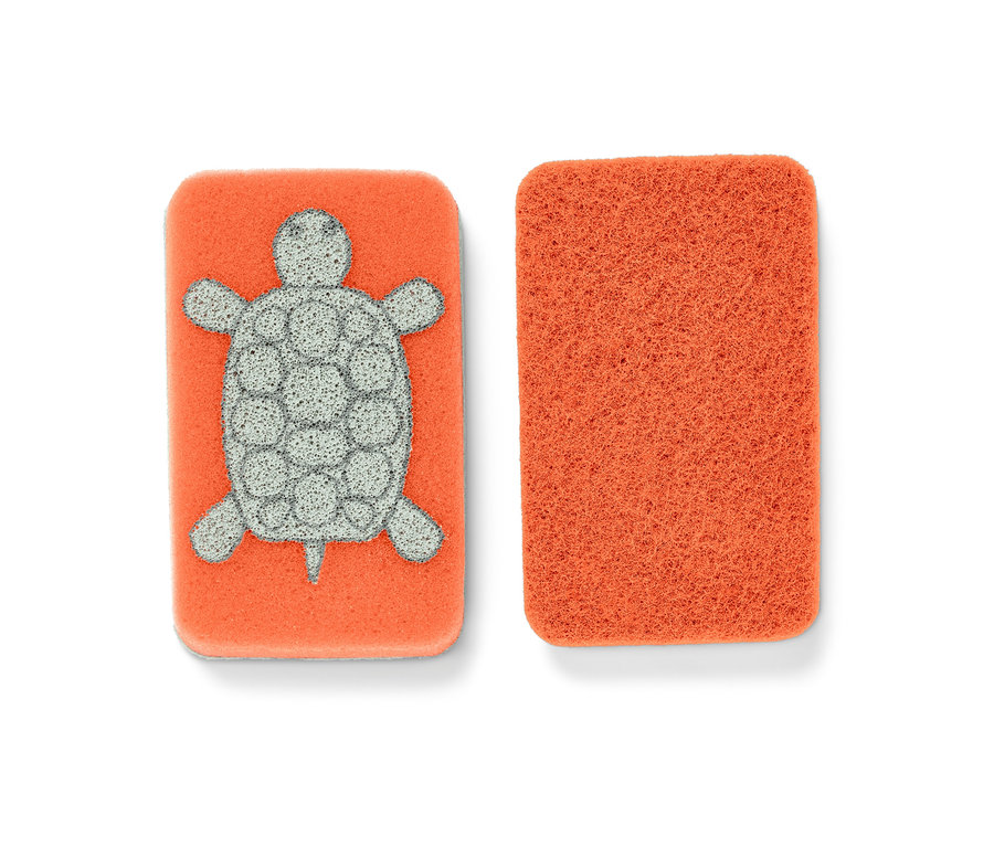 Zwei orangefarbene Reinigungsschwämme, einer davon mit einem Schildkrötenmuster.