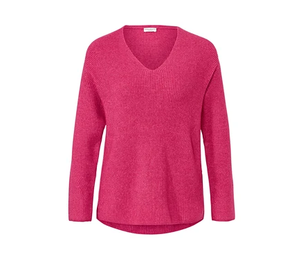 Himbeerfarbener Grobstrickpullover mit V-Ausschnitt.
