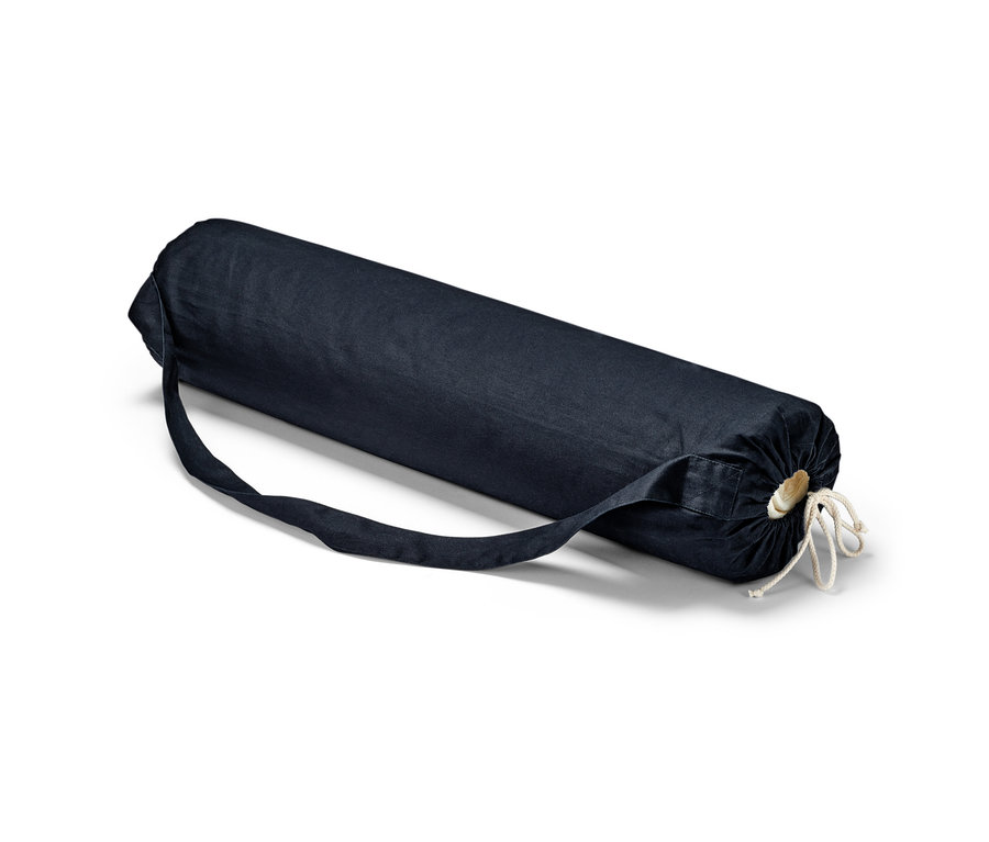 Eine zusammengerollte Yogamatte mit Schurwolle in einer dunkelblauen Hülle mit Tragegurt.